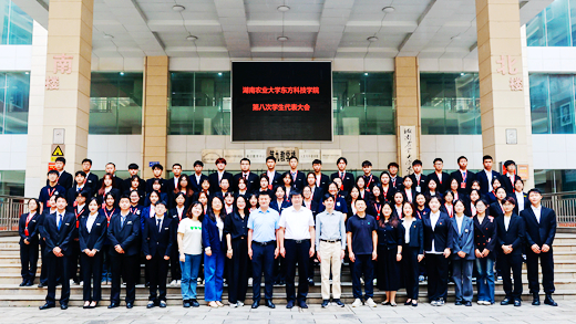领导老师与学生干部合影.jpg